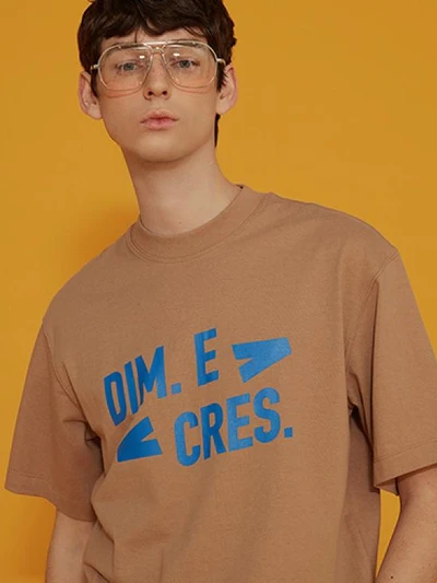 DIM. E CRES. SIMPLE LOGO HALF TEE_BROWN