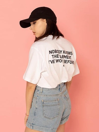 NOBODY KNOWS S/S TEE-WHITE