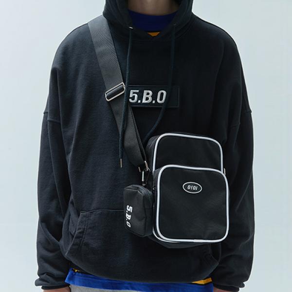 CIRCLE LOGO AIRLINE BAG-BLACK