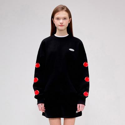 MIDDLE CHERRY SWEATSHIRT IS [BLACK]