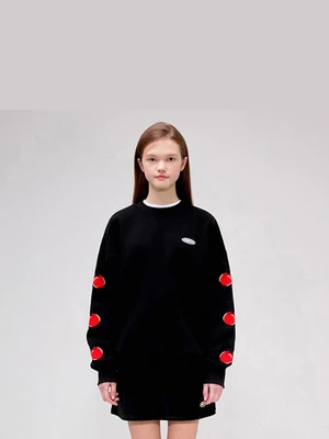 MIDDLE CHERRY SWEATSHIRT IS [BLACK]