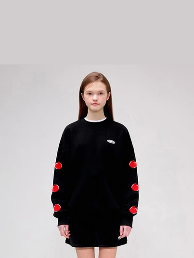 MIDDLE CHERRY SWEATSHIRT IS [BLACK]